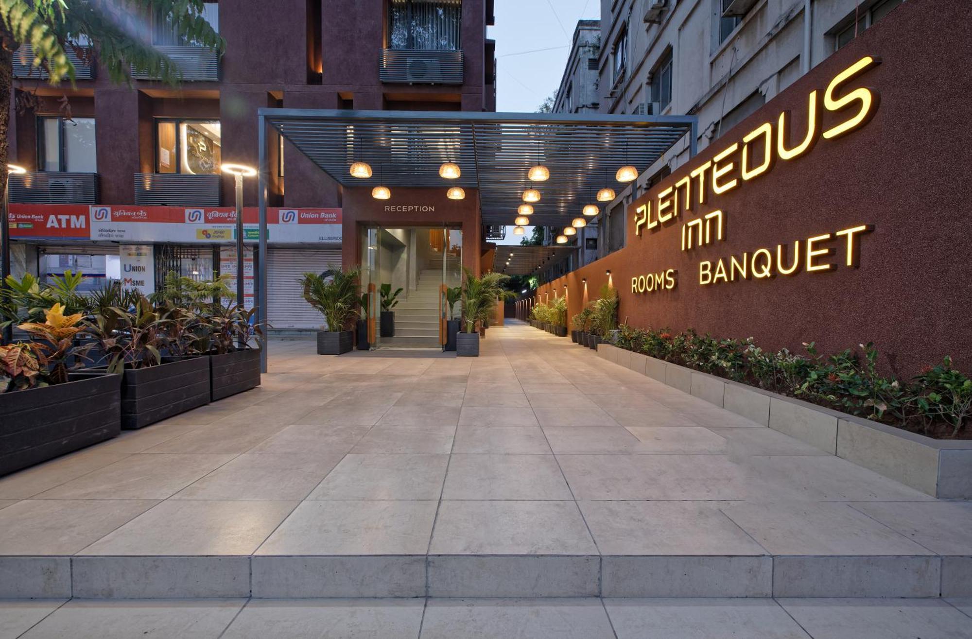 Plenteous Inn Ahmedabad Extérieur photo